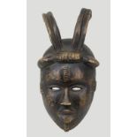 Maske wohl der Ogoni, Nigeria, leichtes Holz geschnitzt und außen dunkel gefärbt, ruhiges Gesicht