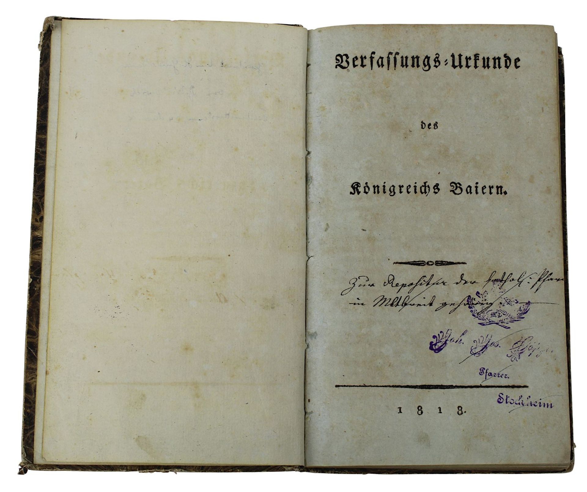 Verfassungsurkunde des Königreichs Baiern, 1818, marmorierter Einband, Vorsatz mit Widmung v.