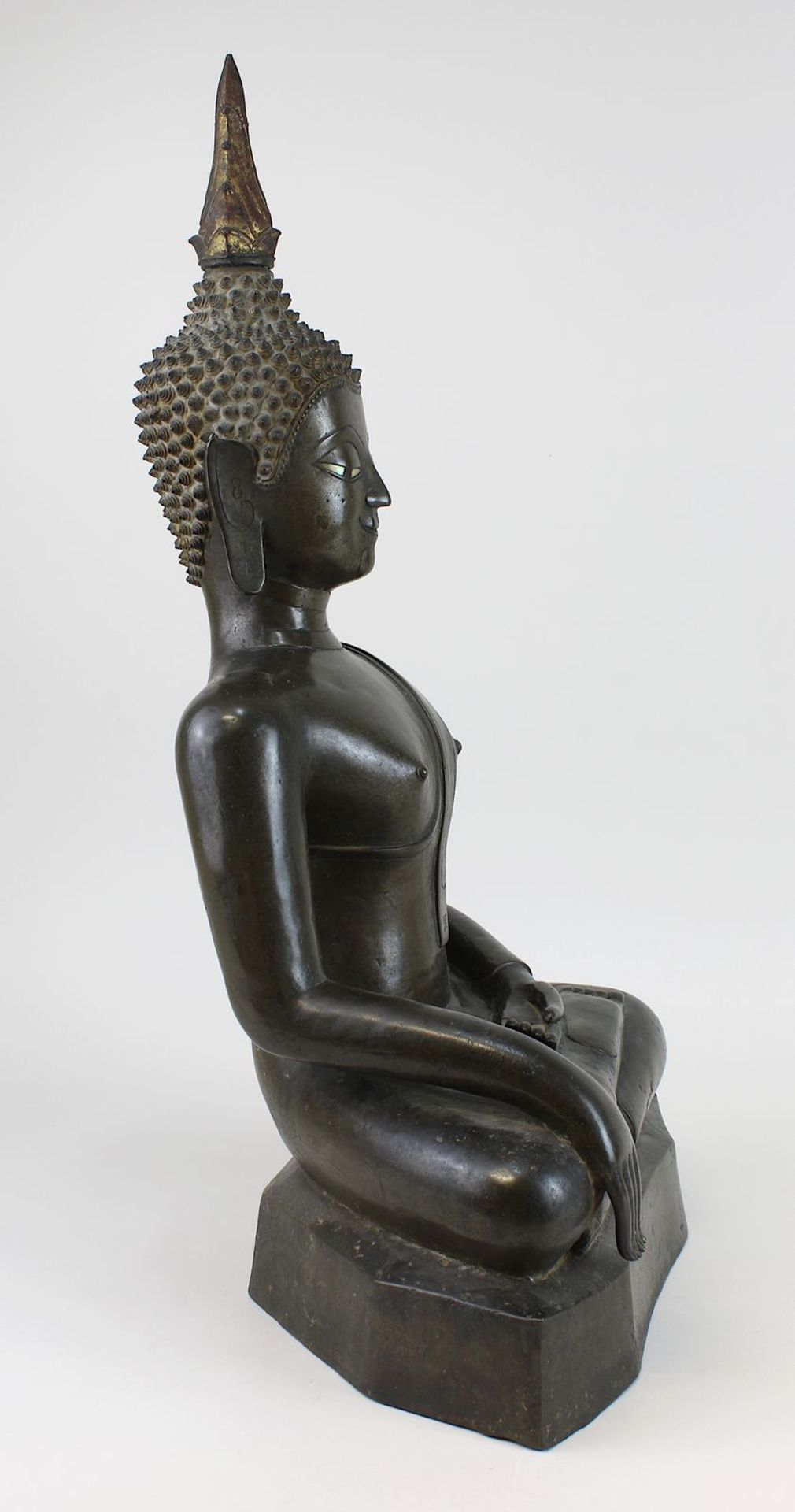 Großer Bronze-Buddha, Siam wohl um 1800, Buddha in Meditationshaltung auf glattem mehreckigem Sockel - Bild 2 aus 6