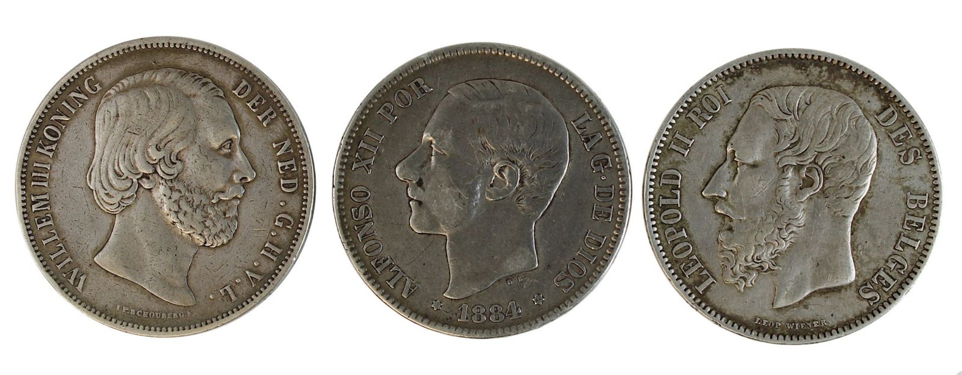 Drei Silbermünzen 2. H. 19. Jh., Niederlande, Belgien u. Spanien: zweieinhalb Gulden, Wilhelm III,