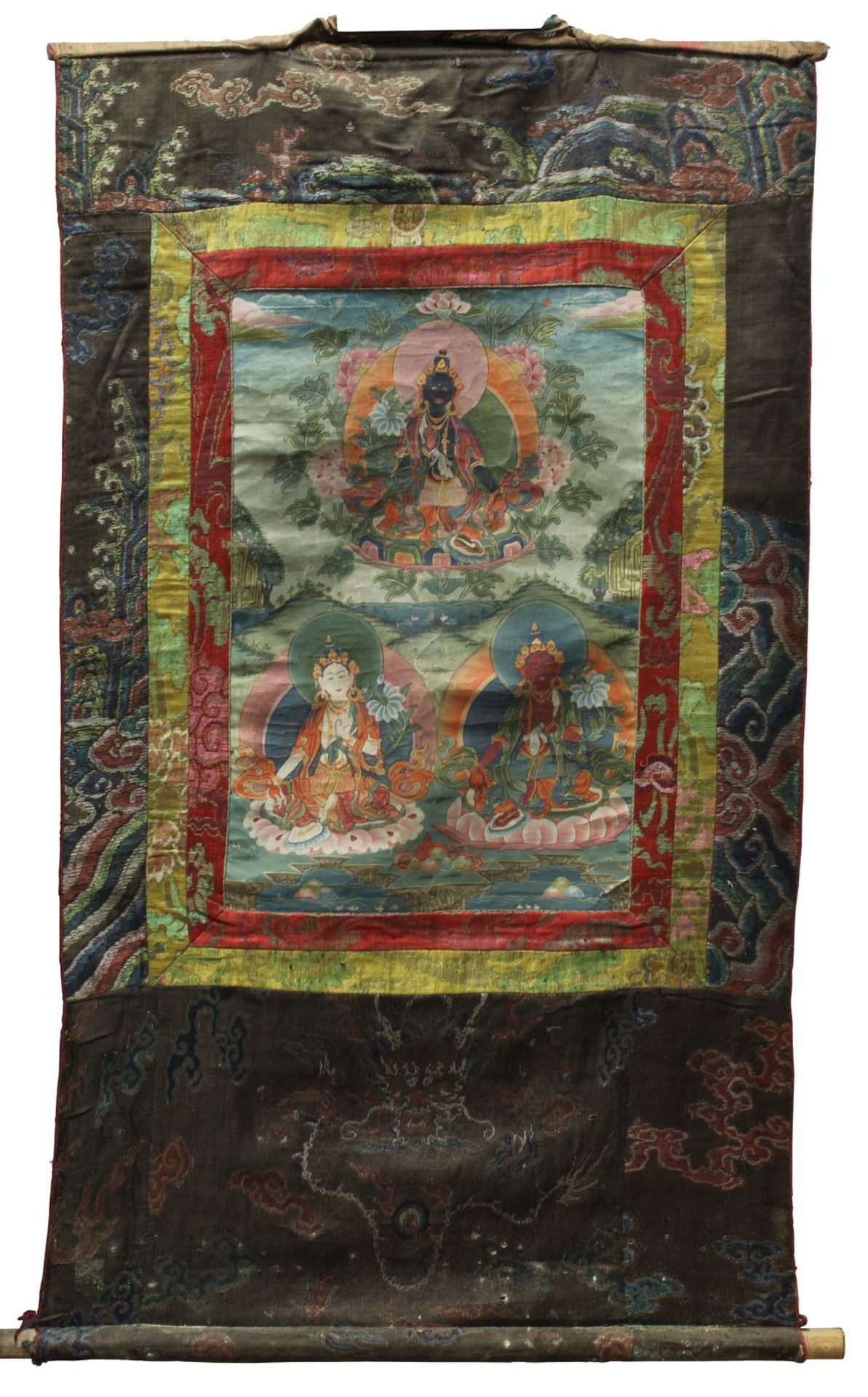Thangka mit 3 Taras, Tibet 19. Jh., oben mittig die Grüne Tara, darunter links und rechts die Rote