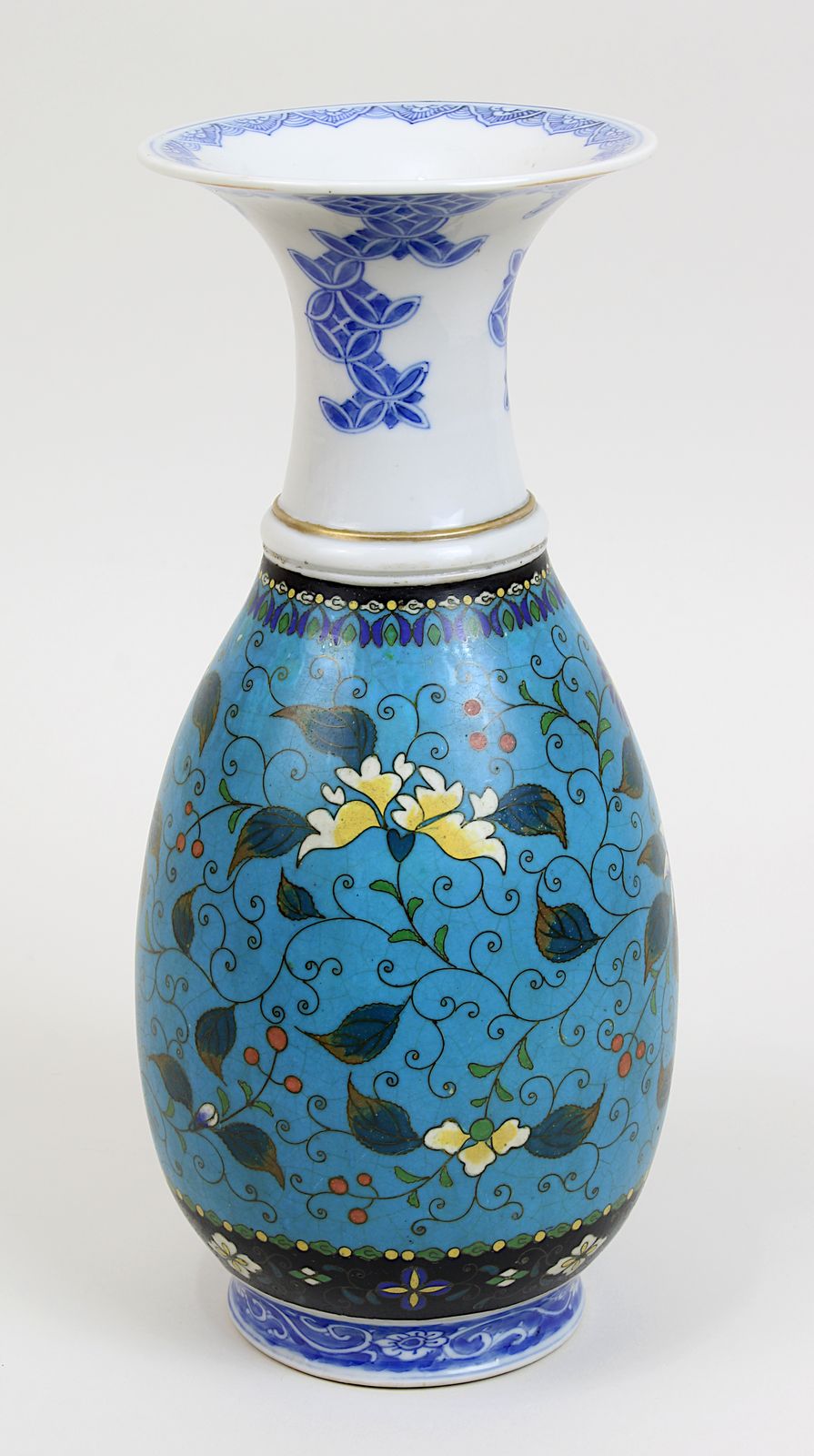 Chinesische Porzellanvase mit Cloisonnéwandung, China 19. Jh., Porzellan weißer Scherben, glasiert - Image 2 of 3