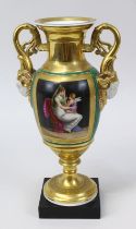 Biedermeier-Porzellanvase mit Widderköpfen, auf Steinsockel, um 1820, balusterförmiger Korpus mit