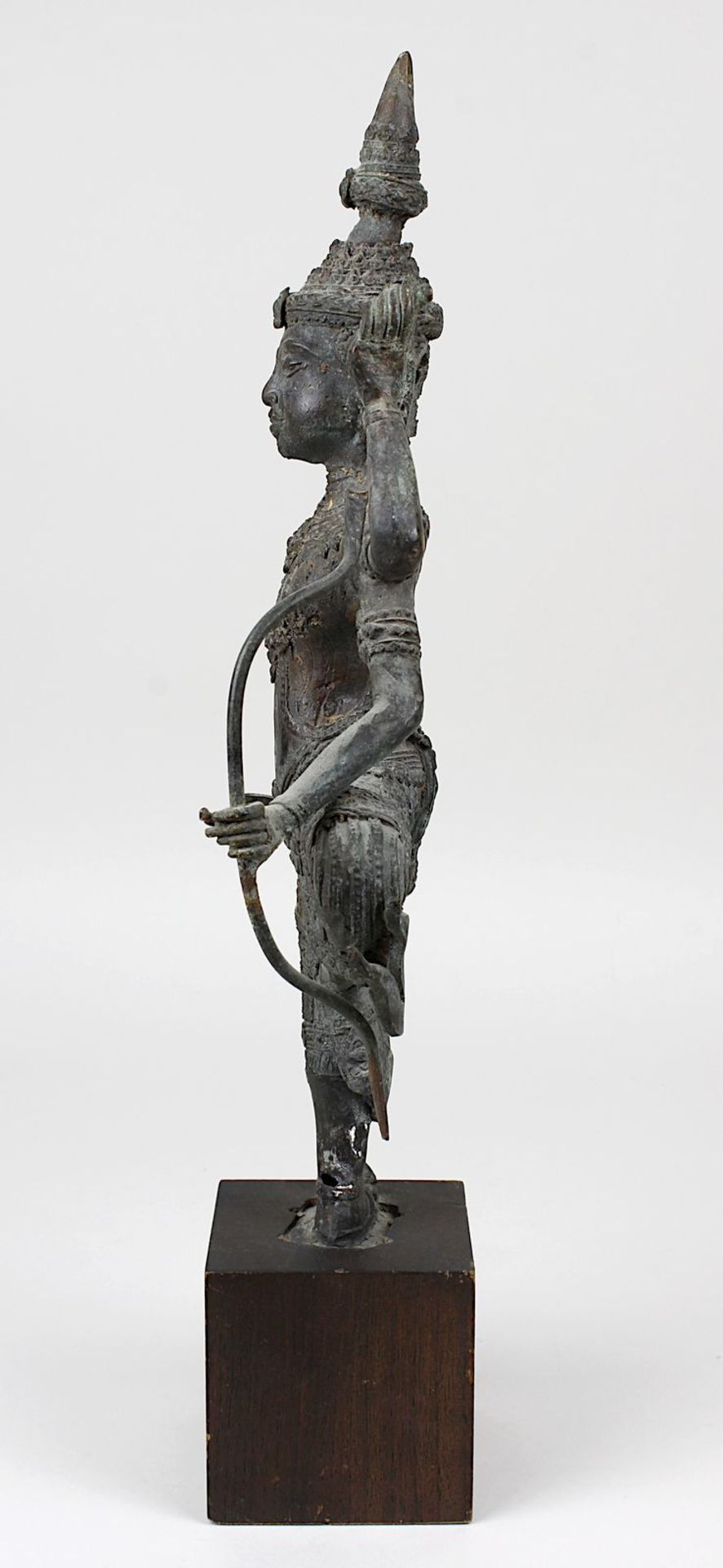 Vishnu als Bogenschütze, Bronzefigur, Siam wohl 19. Jh., stehende Figur des Gottes, ein Bein erhoben - Image 2 of 4