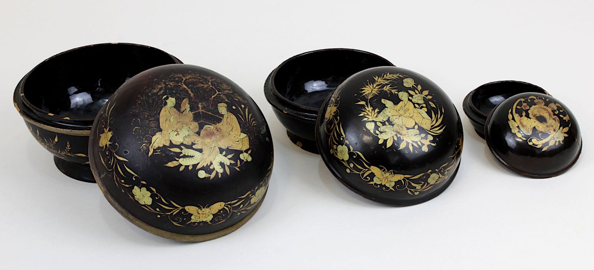 3 ineinanderpassende Lackdosen, China um 1900, fein bemalt in 2 Goldtönen auf schwarzem Grund mit