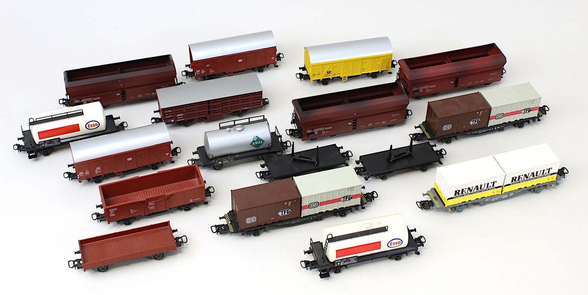 17 Märklin Güterwagen, Spur H0, darunter Kesselwagen, Niederbordwagen, gedeckte Güterwagen,
