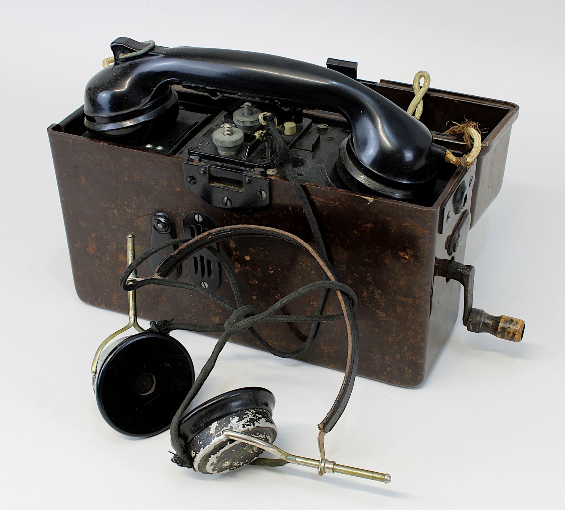 Wehrmacht Feldtelefon / Feldfernsprecher, 1942, vollständiges Feldtelefon mit Hörer und Kabel,