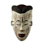 Anthropomorphe Gesichtsmaske der Punu, Gabun, Holz geschnitzt und mit Kaolin sowie rot und schwarz