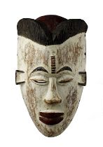 Anthropomorphe Gesichtsmaske der Punu, Gabun, Holz geschnitzt und mit Kaolin sowie rot und schwarz