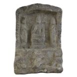 Buddhistische Votivstele, wohl China 7. Jh., Relief aus Kalkstein mit Resten von Pigment, Buddha