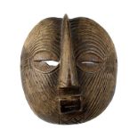 Runde Maske Kifwebe, Luba, D. R. Kongo, Holz geschnitzt und dunkel patiniert, Augen mit Resten von