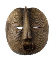 Runde Maske Kifwebe, Luba, D. R. Kongo, Holz geschnitzt und dunkel patiniert, Augen mit Resten von