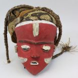 Maske "mbuya", Pende, D. R. Kongo, helles Holz geschnitzt und kräftig rot und weiß bemalt, weibliche