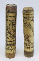 Zwei Kalkbehälter aus Bambus, Papua-Neuguinea, jew. mit geritztem und dunkel gefärbtem