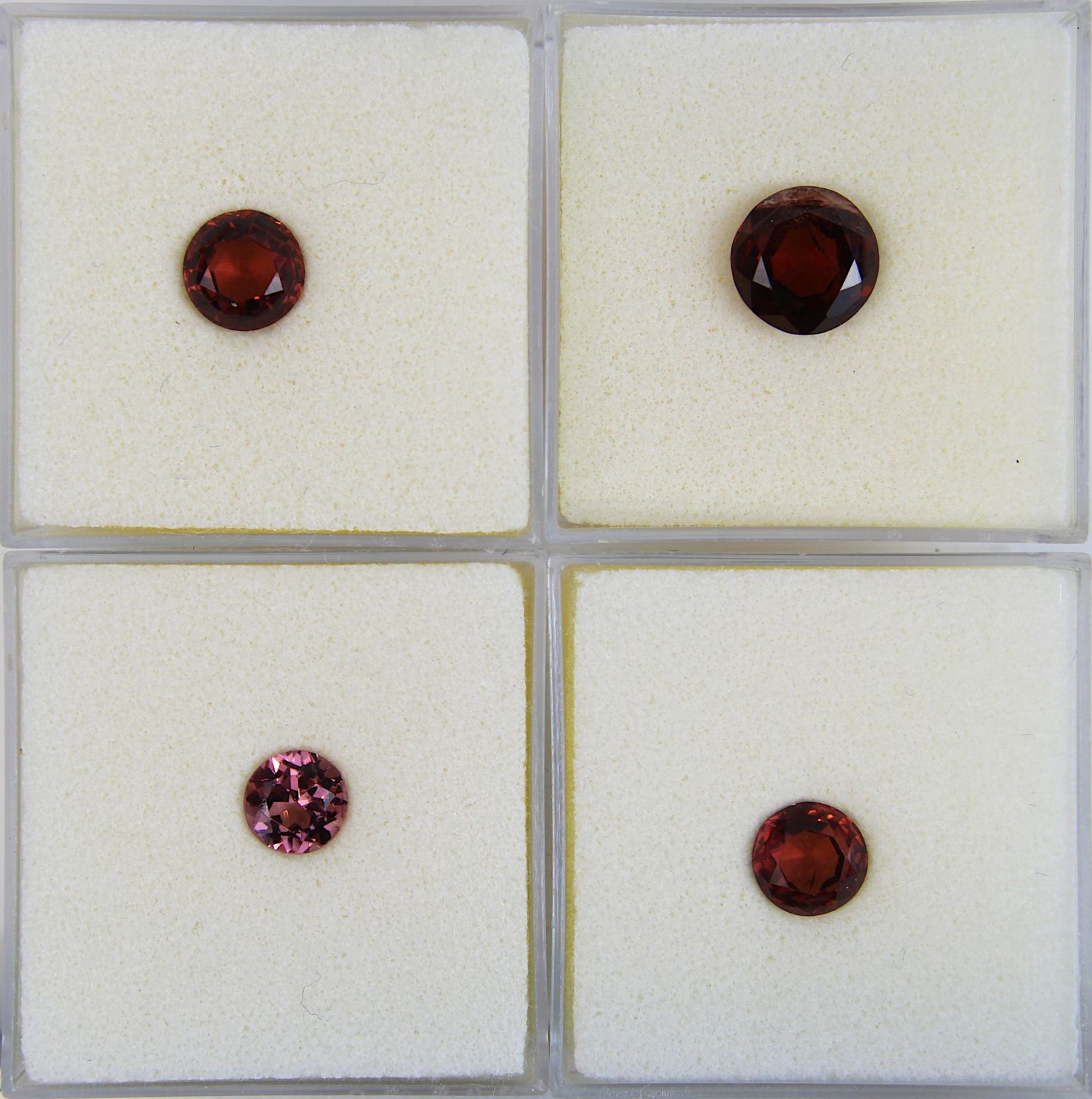 4 Rodolithe im Brillantschliff, ”Granatgruppe”, verschiedene Rottöne, zusammen 4,85 ct. Reinheit 1 x