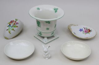 6 Teile Porzellan, Deutschland 20. Jh., eine Herend - Vase auf Tatzenfüßen, Blumendekor in grün,