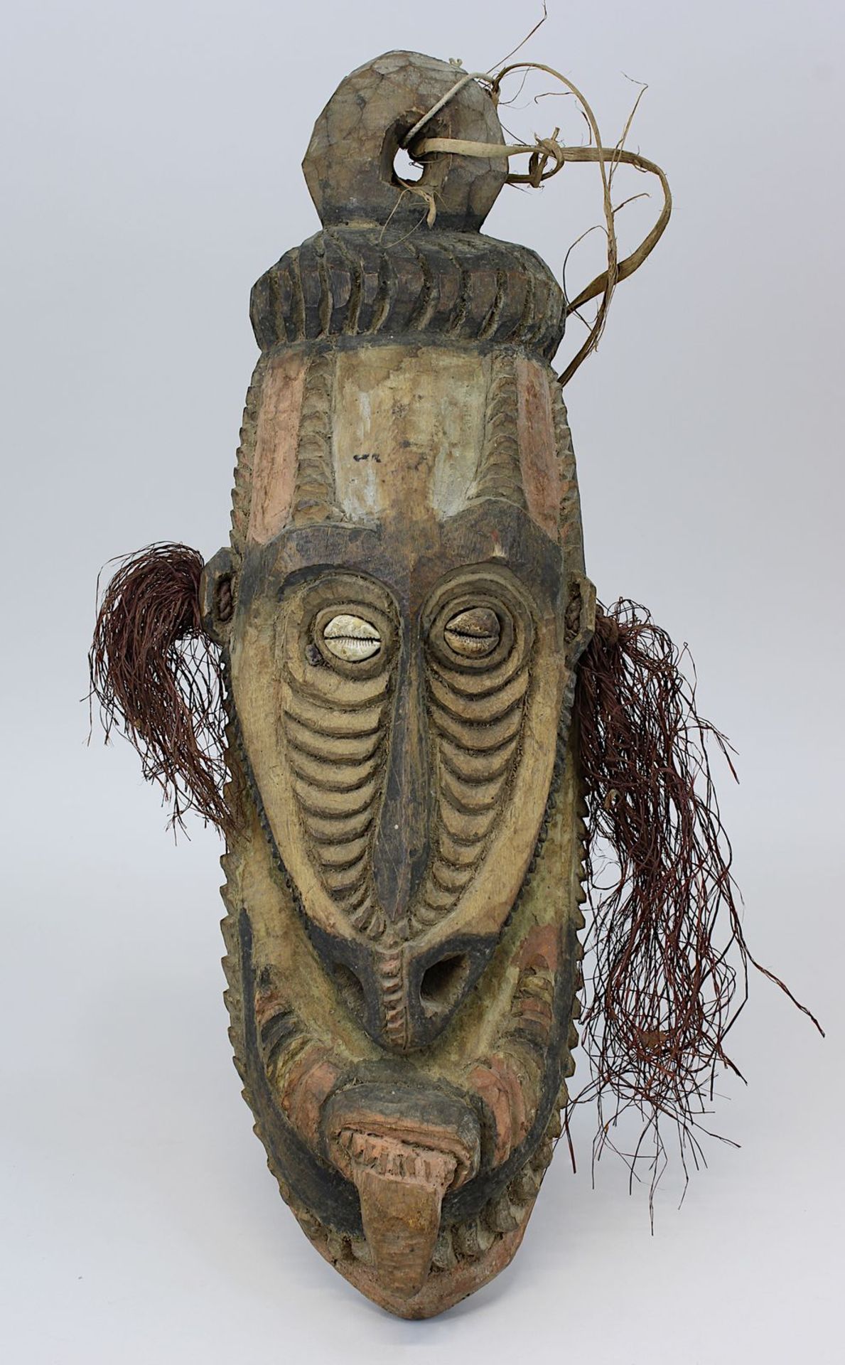 Maske vom Sepik, Papua-Neuguinea, Gesichtsmaske mit überlanger eingerollter Nase, Holz geschnitzt