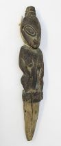 Kleine weibliche, sitzende Ahnenfigur im Schnabelstil, Sepik, Papua-Neuguinea, wohl Flötenaufsatz,