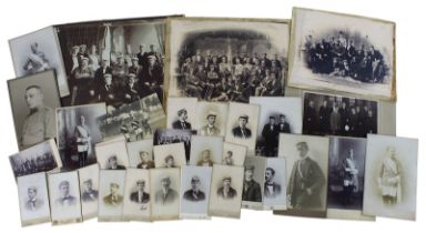 Konvolut v. Fotos zu Studentenverbindungen, um 1900, 47 Fotos in untersch. Größen, darunter zahlr.