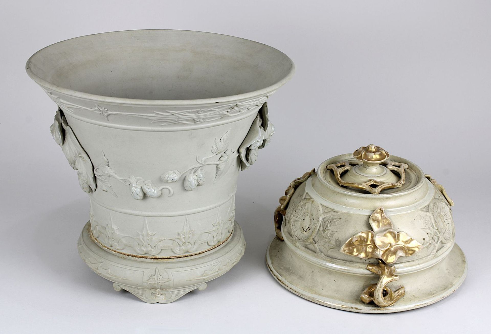 Sarreguemines Cachepot und Blumenampel in grauer Keramik, Utzschneider & Cie um 1870, Cachepot mit