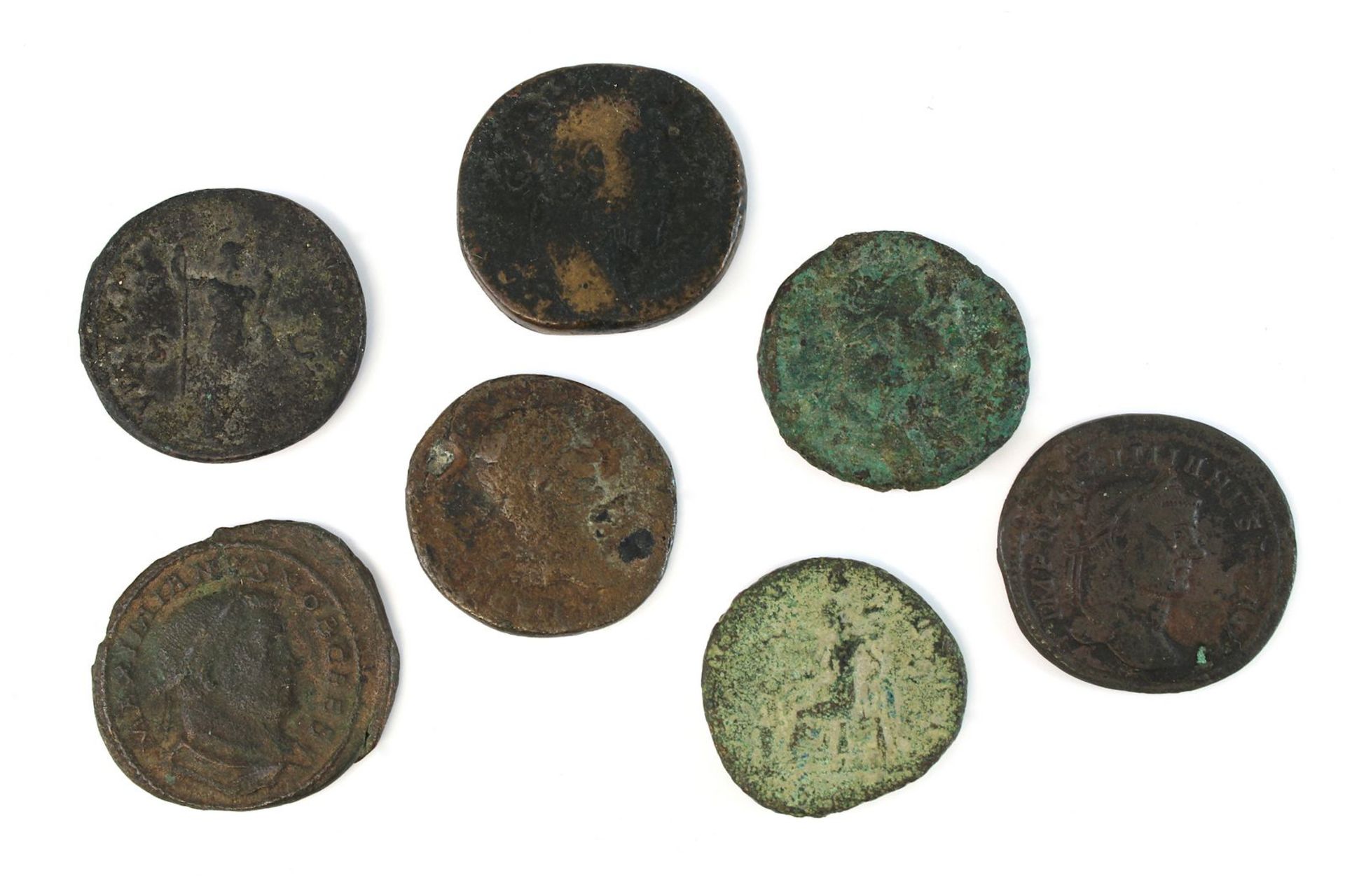 7 römische Follis-Bronzemünzen, unterschiedlicher Erhaltungszustand, darunter 2 Münzen Maximianus (