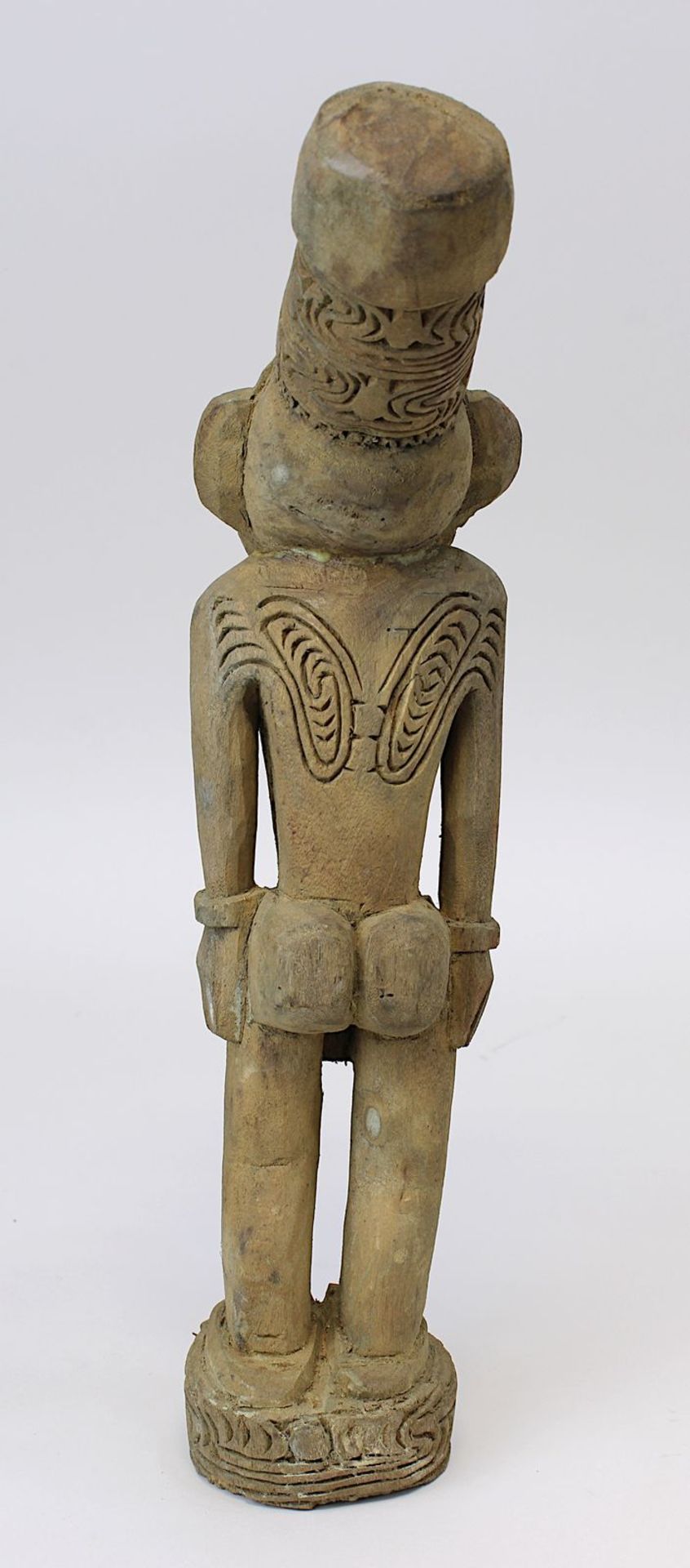Stehende männliche Figur mit hohem nach hinten geneigtem Kopfputz, Sepik, Papua-Neuguinea, Holz - Bild 2 aus 2