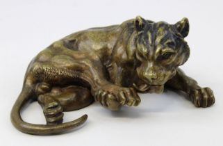 Liegende Bronzelöwin, wohl Wiener Bronze um 1900, 6 x 11 cm. 4051-002