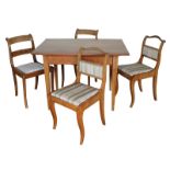 Tisch und vier Stühle, Biedermeier, deutsch um 1840, Kirschholz massiv u. furniert, rechteckiger