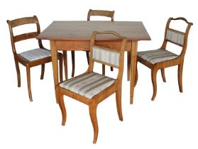 Tisch und vier Stühle, Biedermeier, deutsch um 1840, Kirschholz massiv u. furniert, rechteckiger