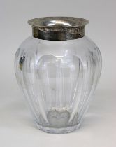 Glasvase mit Silberrand aus 835er Silber, Deutschland Mitte 20. Jh., facettierter Glaskorpus,