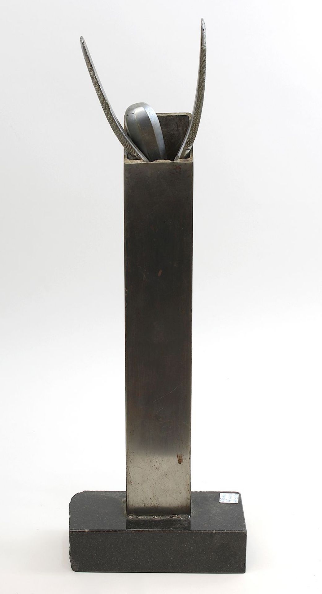 Guther, Armin (Heidelberg 1931 - 2017), Skulptur aus gebürstetem Eisen und anderen Metallen in