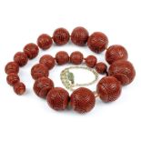 Chinesische Lackperlen-Kette, 1. H. 20.Jh, Perlen aus Rotlack mit geschnittenem geometrischem Dekor,