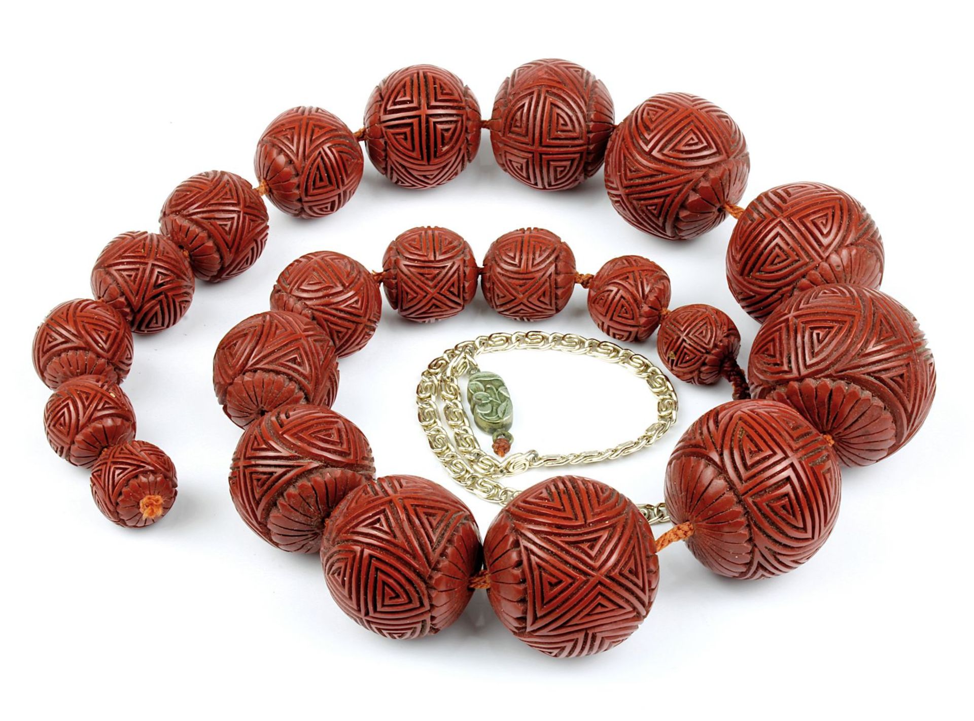 Chinesische Lackperlen-Kette, 1. H. 20.Jh, Perlen aus Rotlack mit geschnittenem geometrischem Dekor,