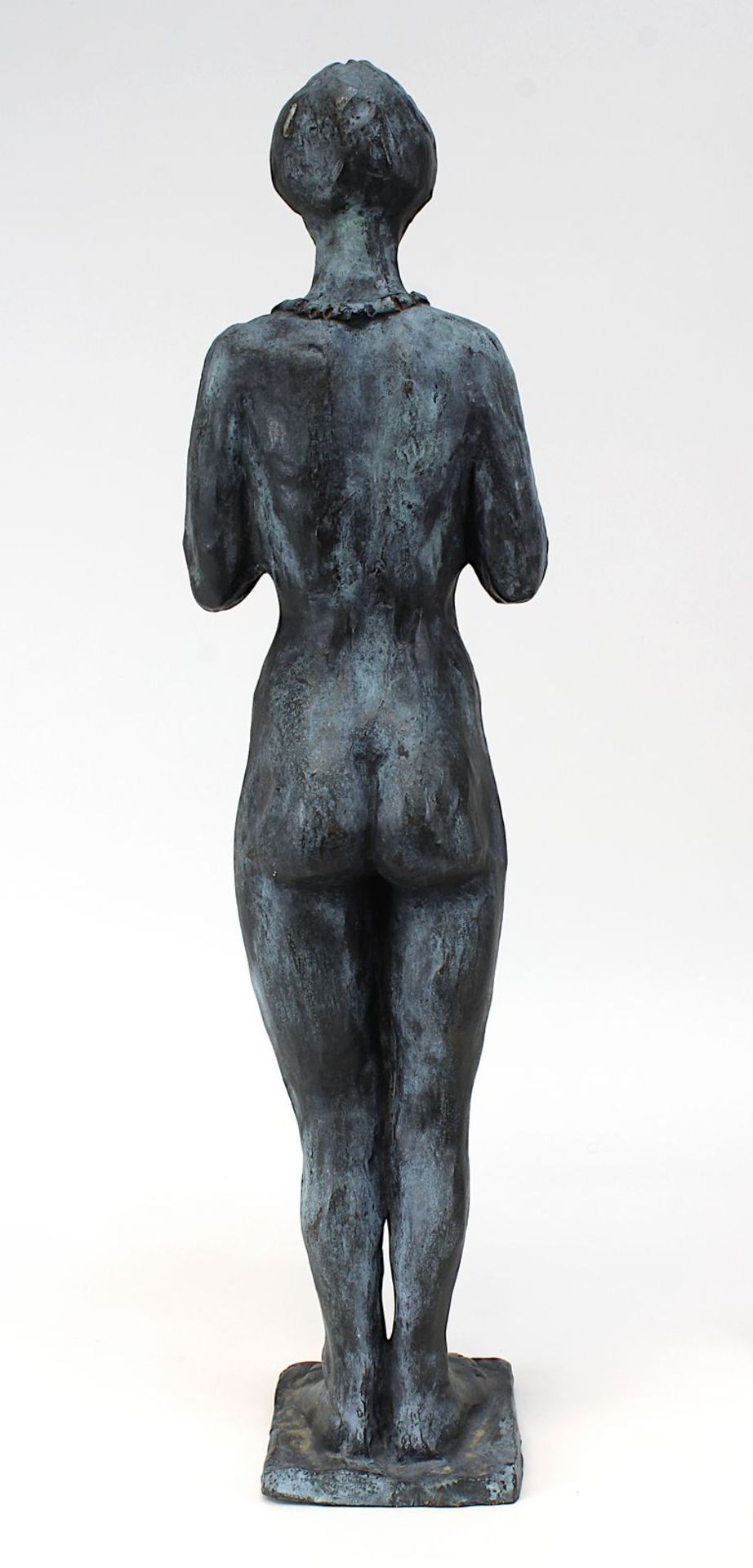Monogrammist A.W. oder N.W., 20. Jh., stehender weiblicher Akt mit Kette, Bronze mit dunkler - Bild 2 aus 3