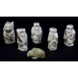 6 Netsukes aus Knochen bzw. Speckstein, Japan, davon 5 Netsukes aus (wohl) Knochen geschnitzt,