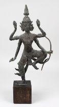 Vishnu als Bogenschütze, Bronzefigur, Siam wohl 19. Jh., stehende Figur des Gottes, ein Bein erhoben