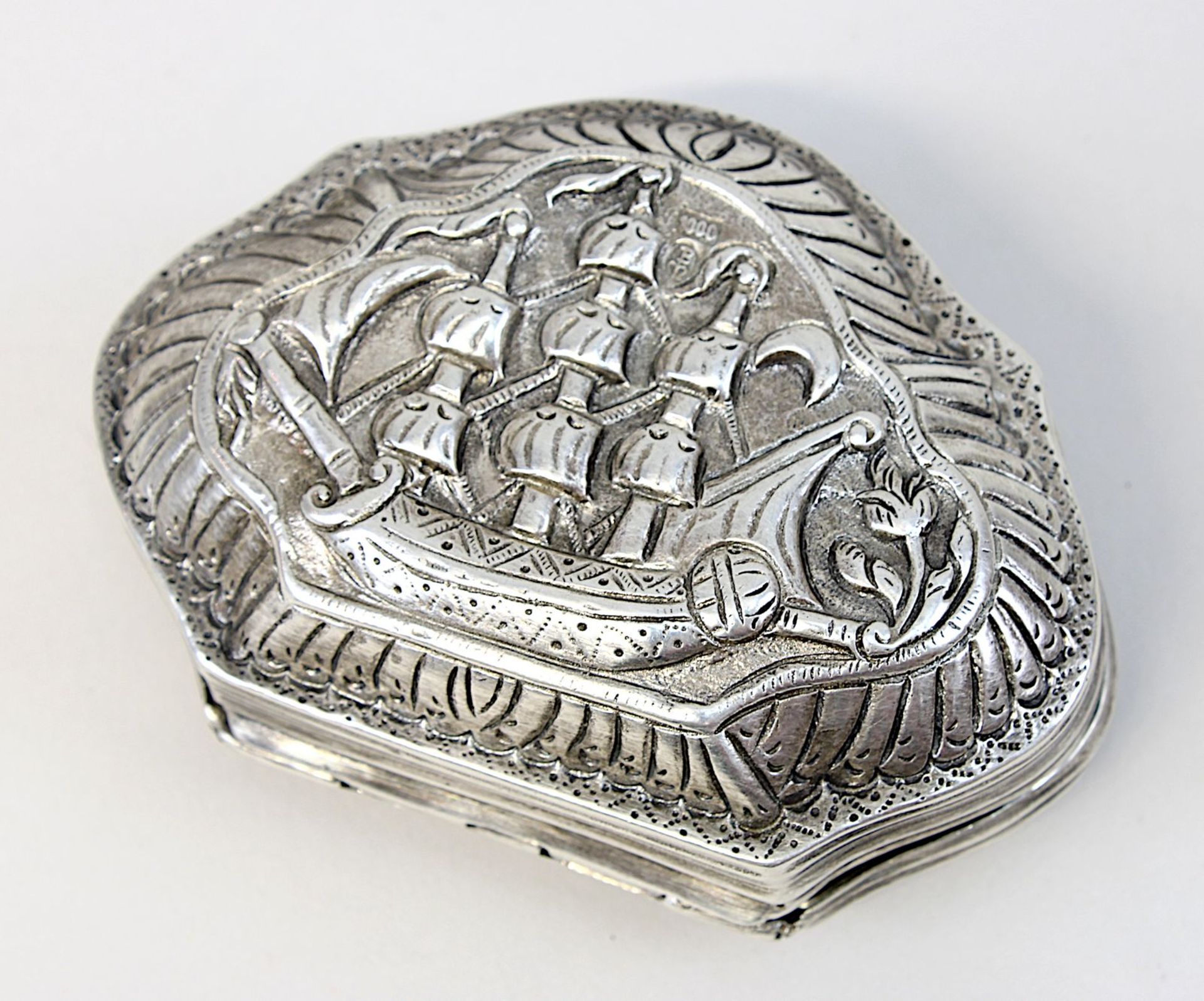 Silberdose mit Vogel- und Schiffsmotiv, geschweifte Form mit anscharniertem Deckel, getriebener