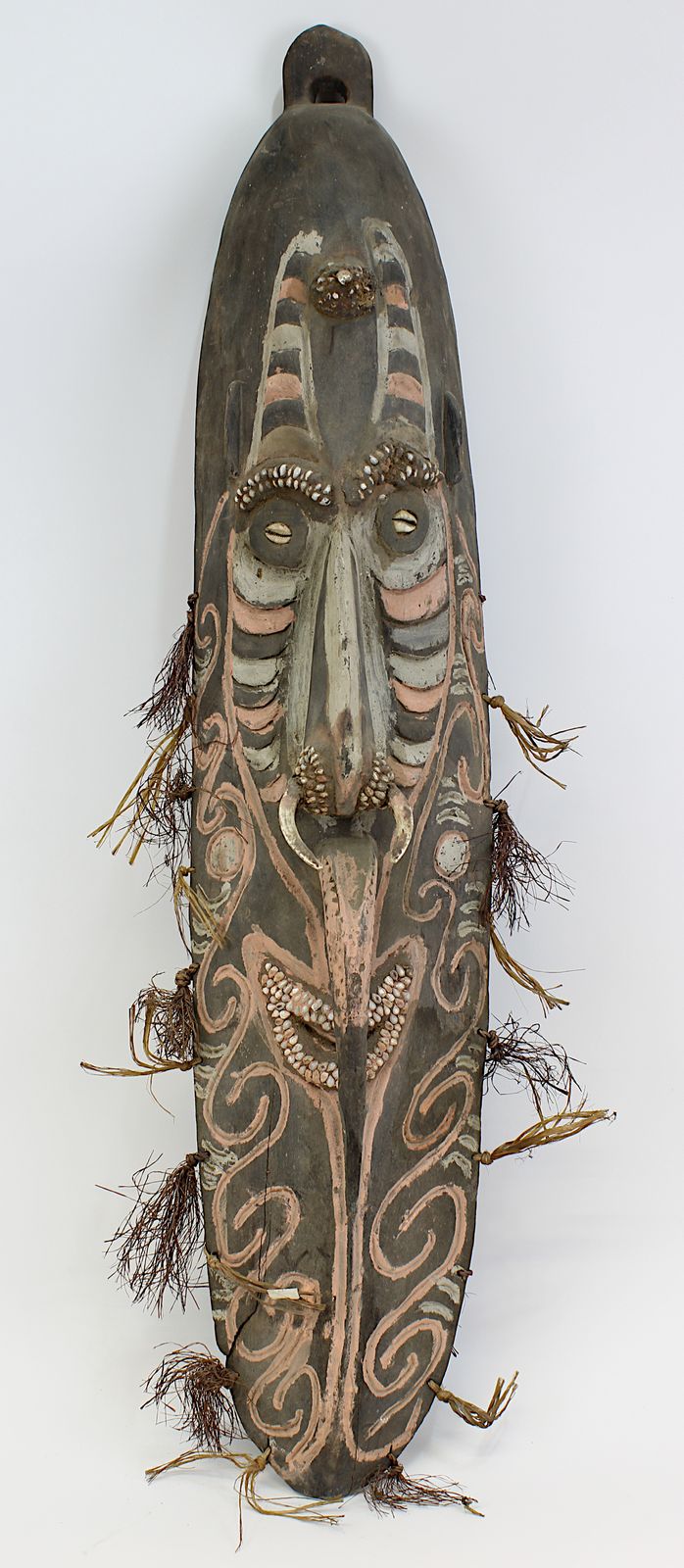 Große Maske vom Sepik, Papua-Neuguinea, lange schmale Gesichtsmaske mit lächelndem Mund und