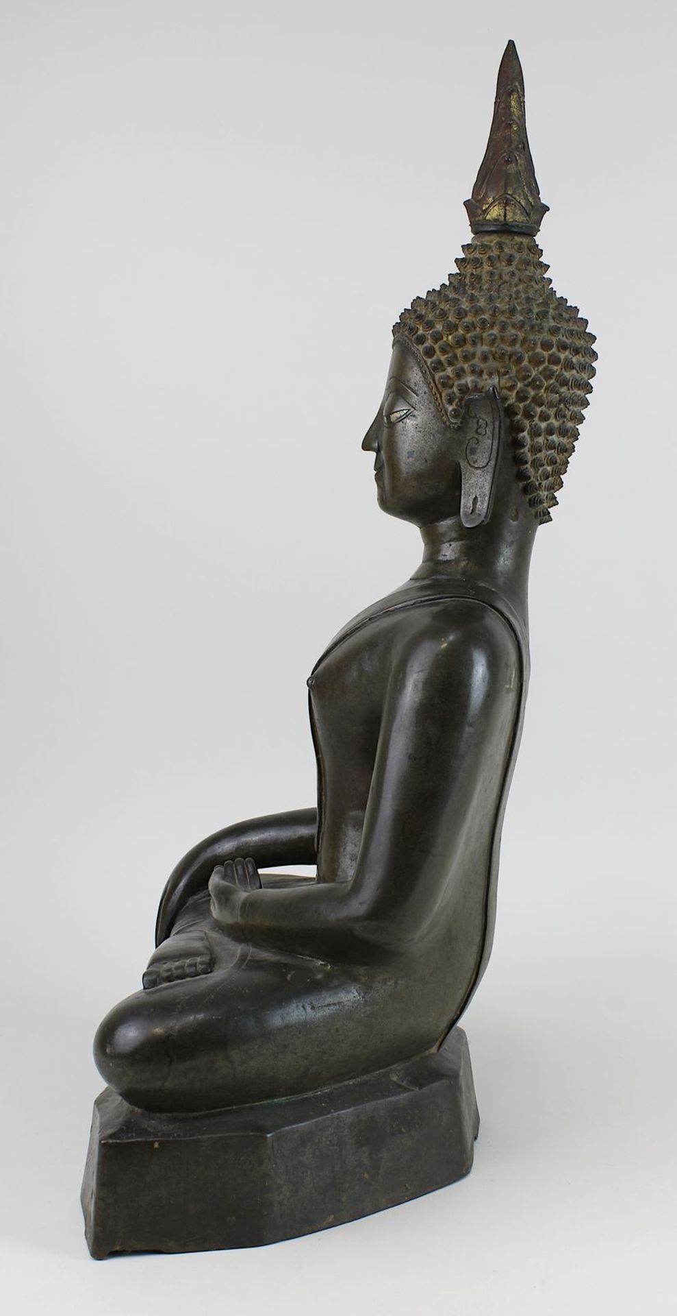 Großer Bronze-Buddha, Siam wohl um 1800, Buddha in Meditationshaltung auf glattem mehreckigem Sockel - Bild 4 aus 6