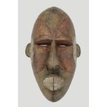 Dekorative Maske, wohl Nigeria, Holz geschnitzt und mit weißem und rotem Pigment gefärbt, L 31,5 cm,