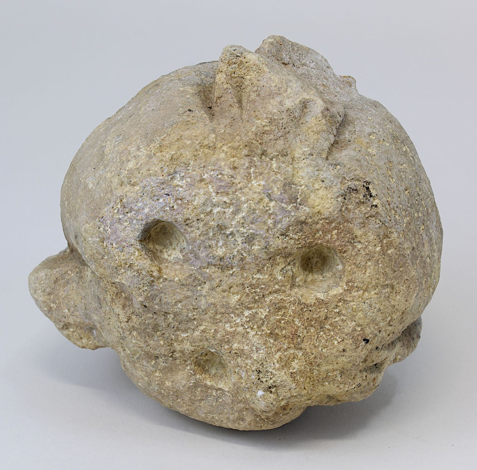 Kugeliges Zierelement aus hellgelbem Sandstein, wohl Abschlussbekrönung eines mittelalterlichen - Bild 3 aus 3