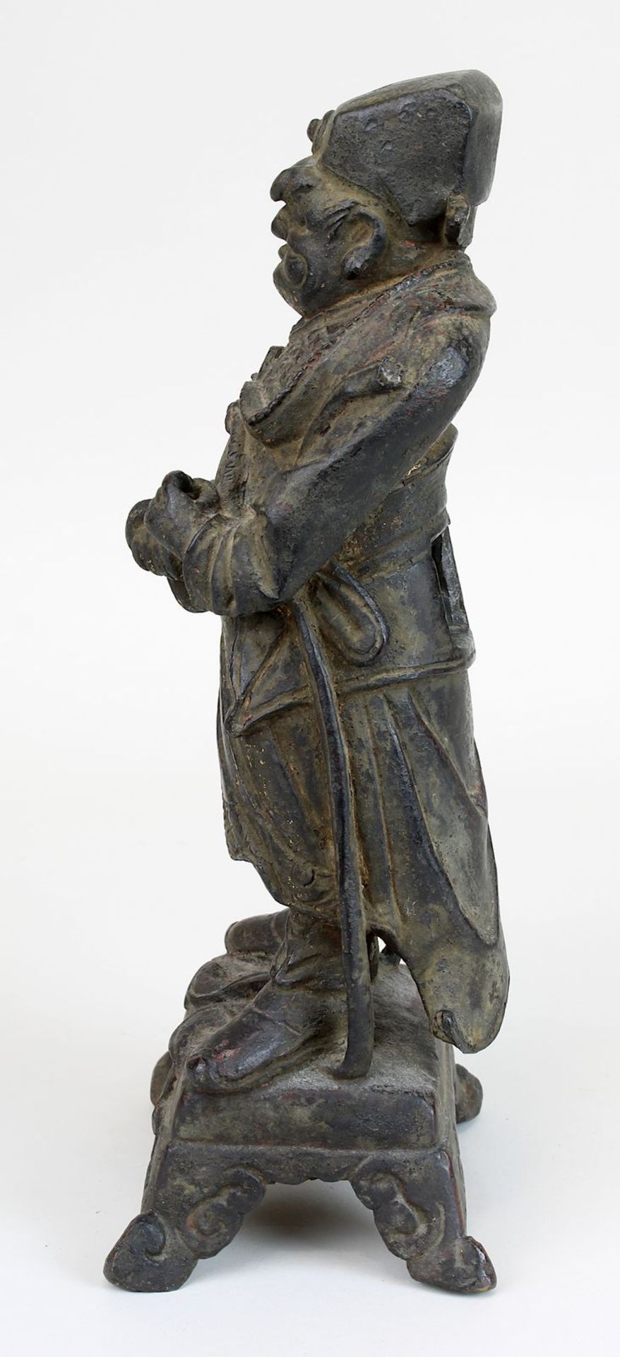 Kriegerfigur wohl des Zhen Wu, Bronze mit Resten von Vergoldung, China 17./18. Jh., stehend auf - Bild 2 aus 5