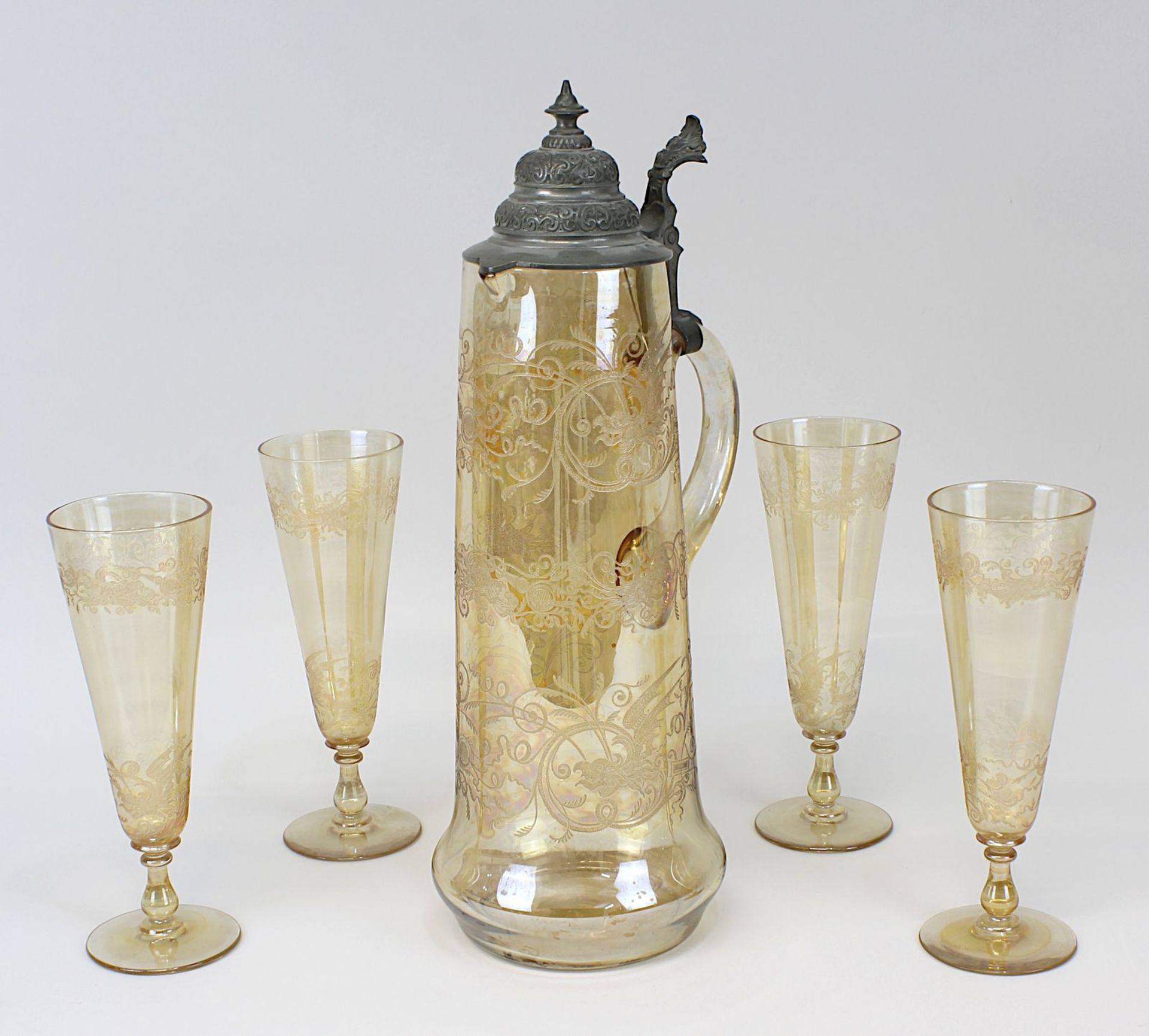 Historismus-Schenkkanne mit 4 Gläsern, jew. zart-hellbraunes Glas mit geätztem Dekor von Fantasie-