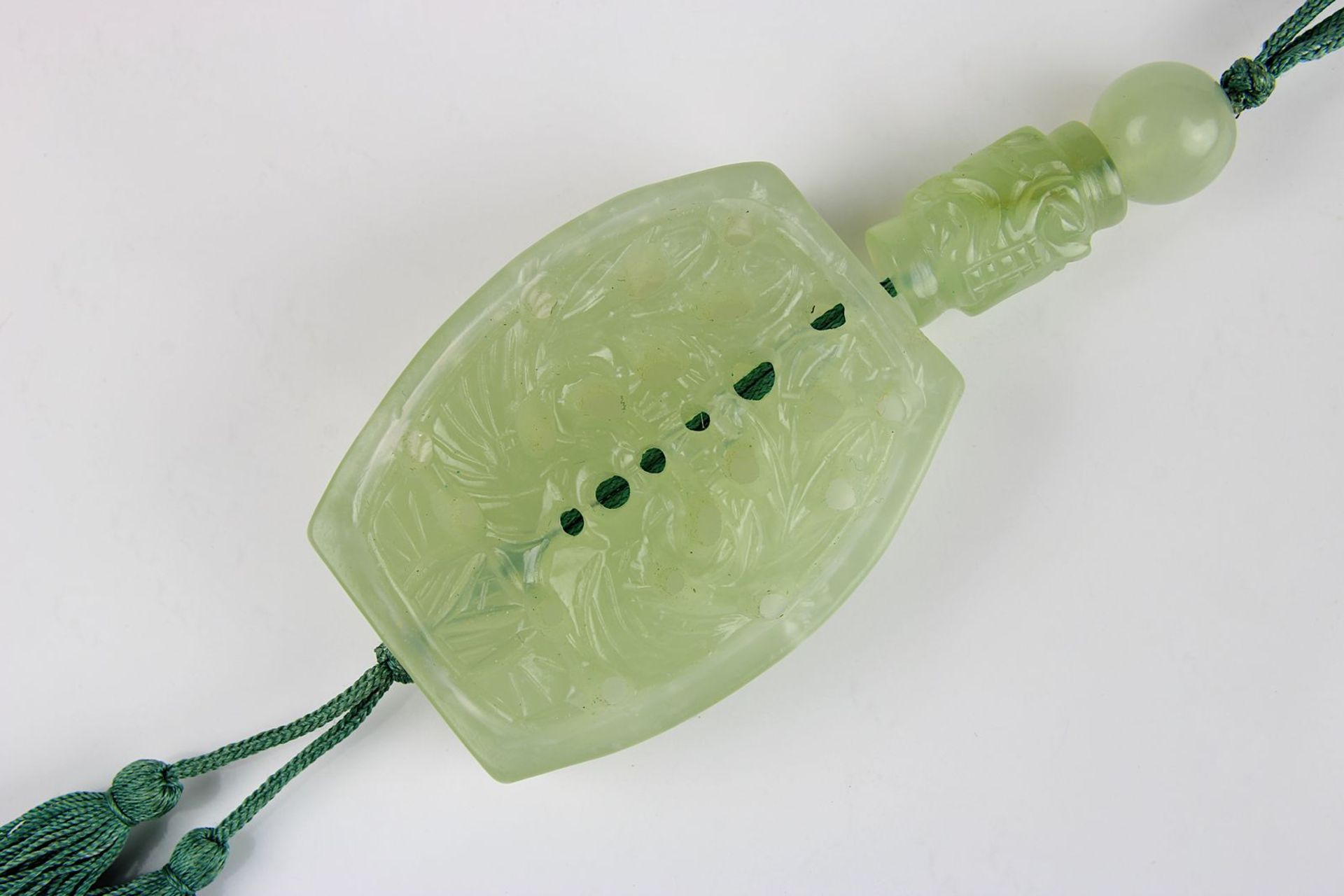 Jade-Anhänger in Form einer Snuffbottle, China Mitte 20. Jh., durchbrochen gearbeitete Platte aus - Bild 3 aus 3