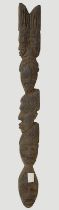 Alter Reliefstab, Makonde, Tansania, Holz geschnitzt, 4 Köpfe übereinandern, Bekrönung aus zwei sehr