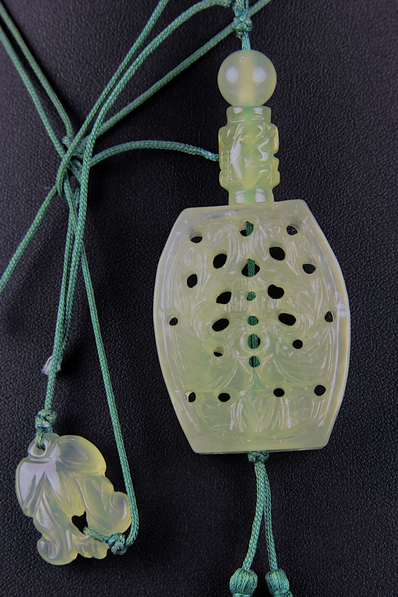 Jade-Anhänger in Form einer Snuffbottle, China Mitte 20. Jh., durchbrochen gearbeitete Platte aus - Bild 2 aus 3