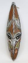 Maske vom Sepik, Papua-Neuguinea, Holz geschnitzt und dunkel sowie mit weißem, ziegelrotem und