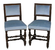 Paar Stühle, Frankreich 18./19. Jh., in Louis XIII-Stil, Gestell aus Eichenholz gedrechselt und