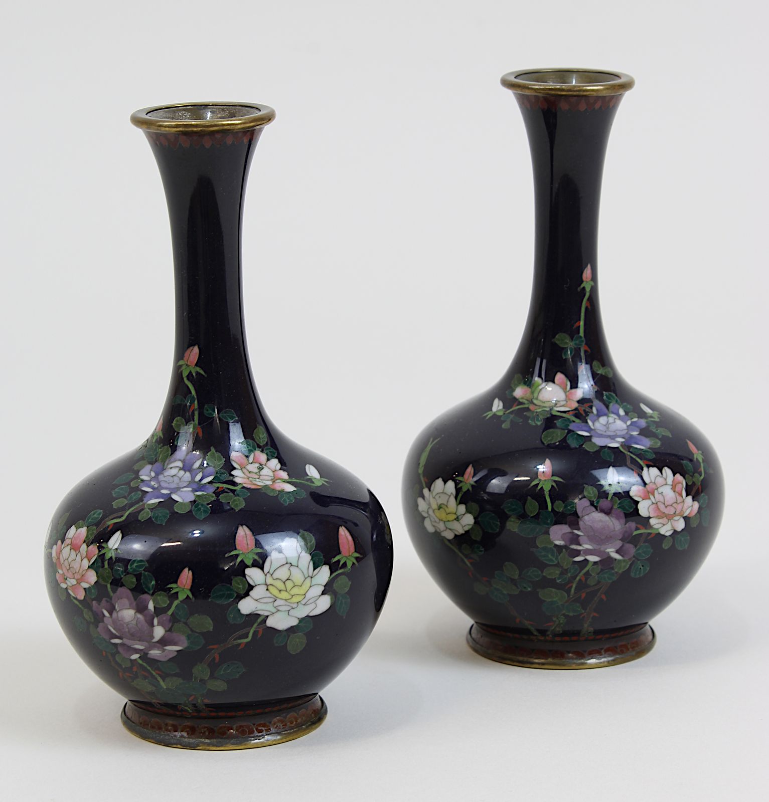 Paar japanische Miniatur-Cloisonné-Vasen, um 1900, jew. balusterförmiger Korpus, Wandung mit sehr