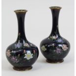 Paar japanische Miniatur-Cloisonné-Vasen, um 1900, jew. balusterförmiger Korpus, Wandung mit sehr